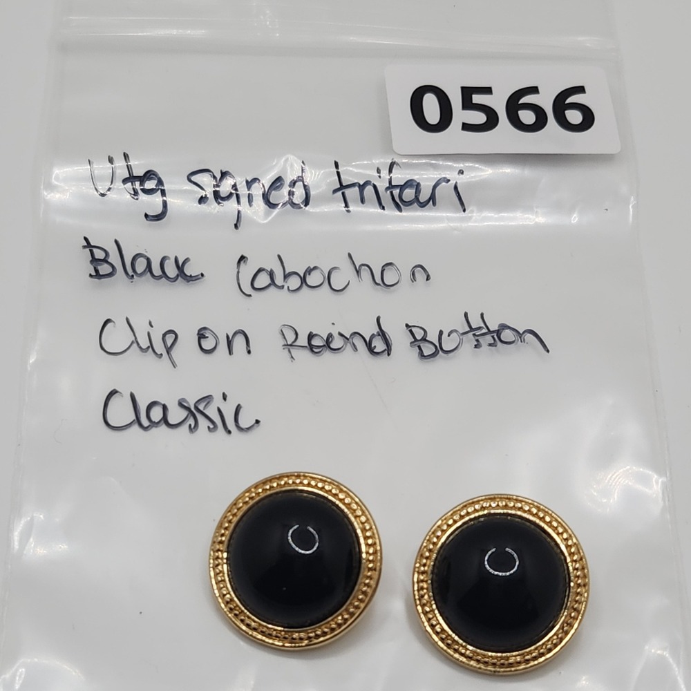 Vintage‎ Trifari Black Cabochon Gold Tone Beaded Border Clip On Button Earrings - Picture 7 of 8
